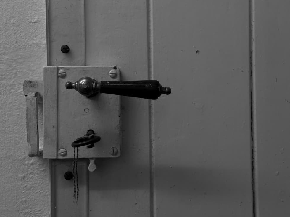 Ancienne serrure de porte en métal avec poignée noire