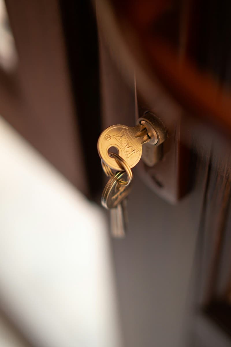 Clé engagée dans une serrure de porte en bois